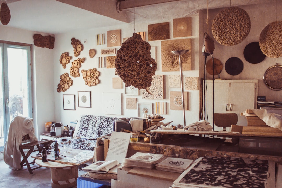 Photo decorate house with art objects